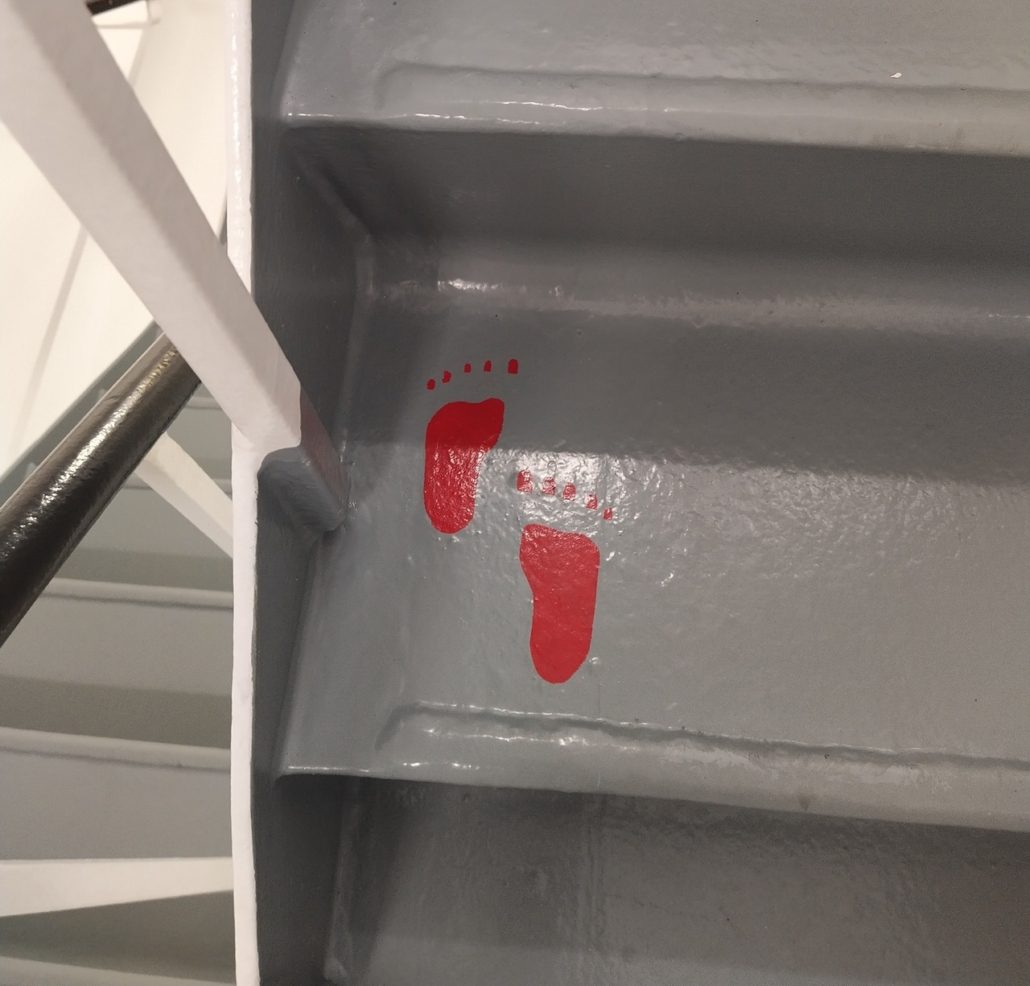 rode voetjes op de trap